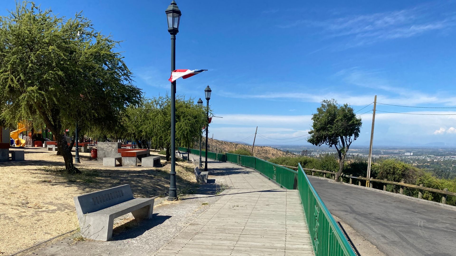 Fotografía de espacios con sombra desde los árboles del mirador